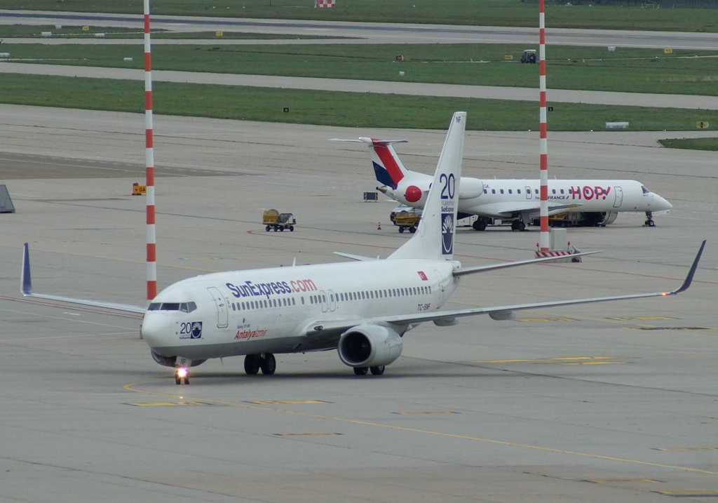 TC-SNF Boeing 737-8H Sun Express in altem Farbschema