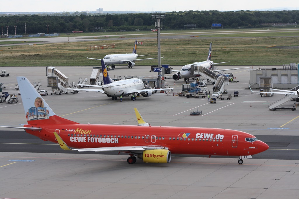 Tuifly 737-800 D-AHFZ.<br />Mit der hatte ich 2010 meinen allerersten Flug, allerdings noch in der Glücksbringair Livery