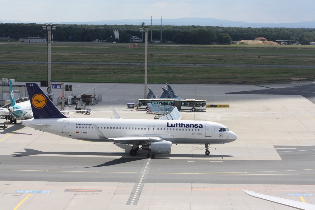 Lufthansa A320 "Sharky" D-AIZX