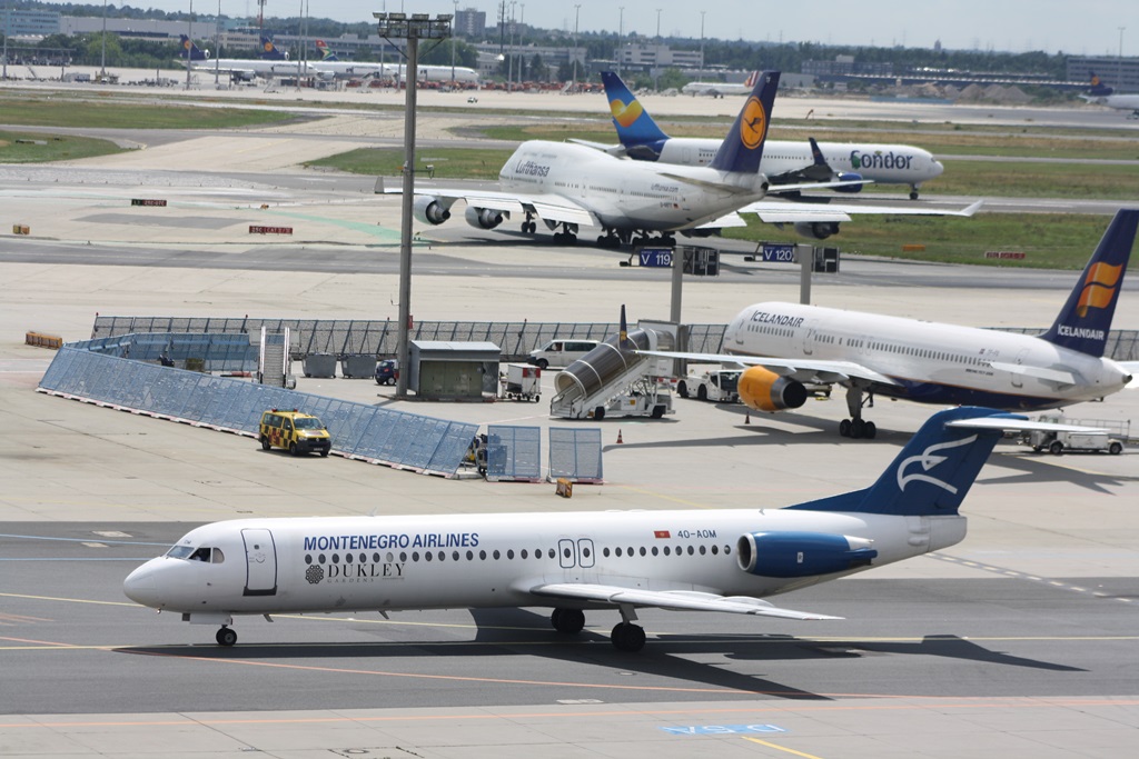 Montenegro Airlines F100 4O-AOM