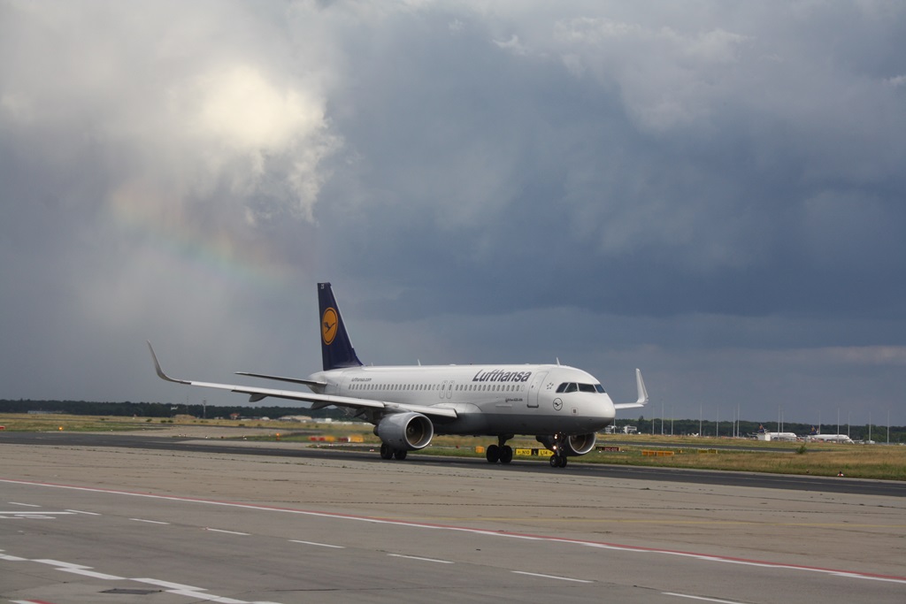 Lufthansa A320 "Sharky" D-AIZS<br />Mit Regenbogen im Hintergrund