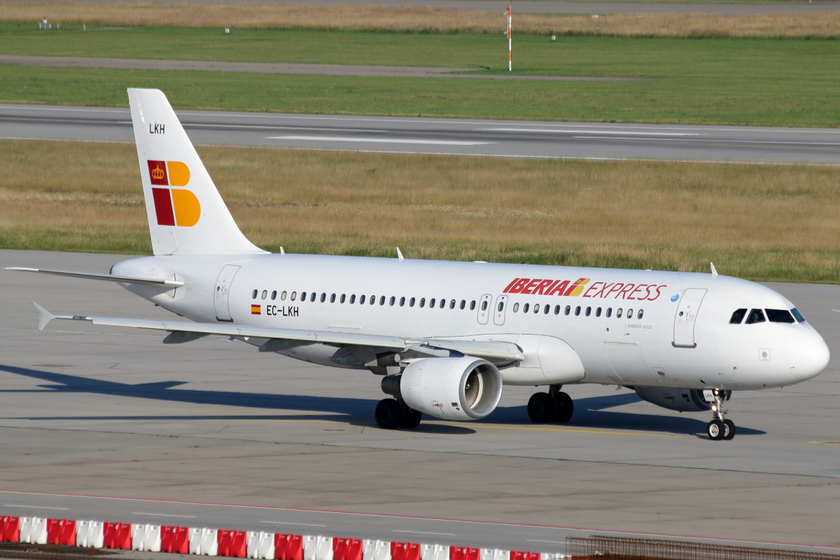 EC-LKH_Iberia Express_A320-214.JPG