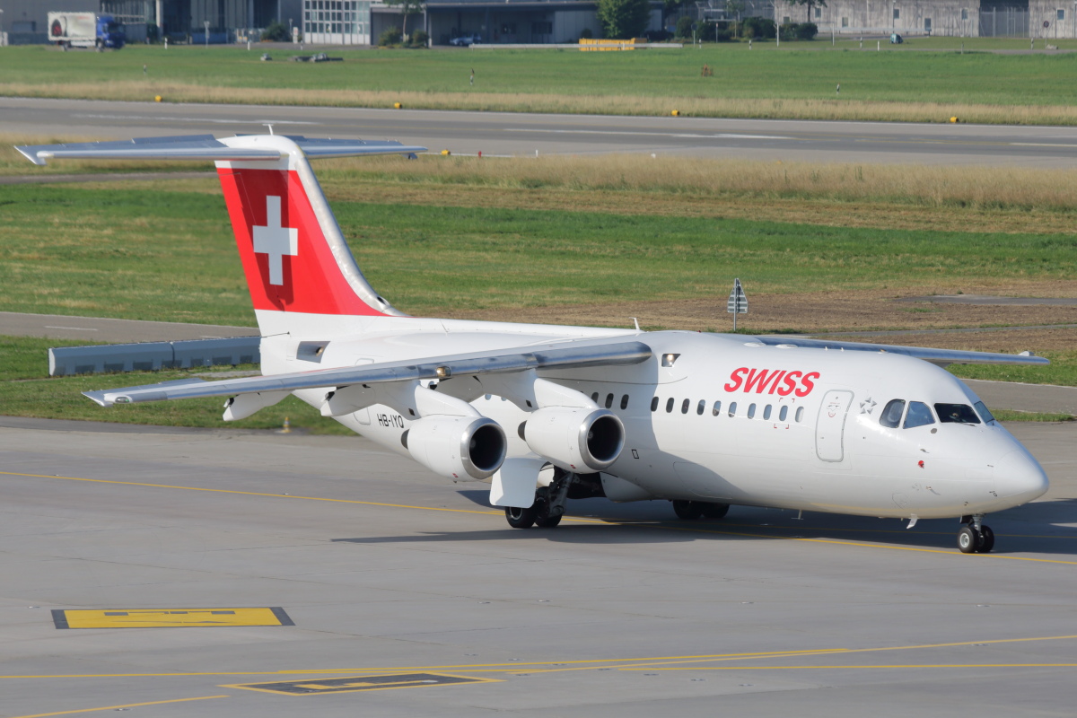 HB-IYQ_Swiss_Avro RJ100.JPG