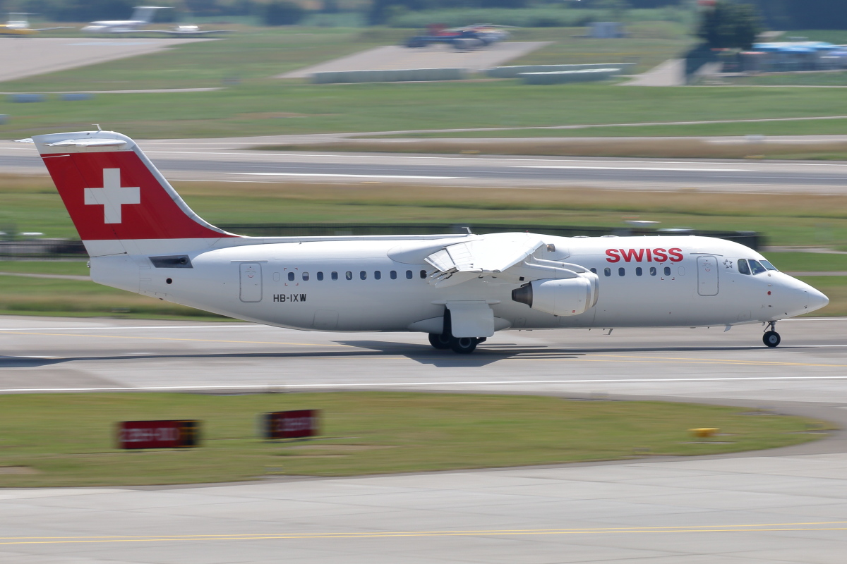 HB-IXW_Swiss_Avro RJ100.JPG