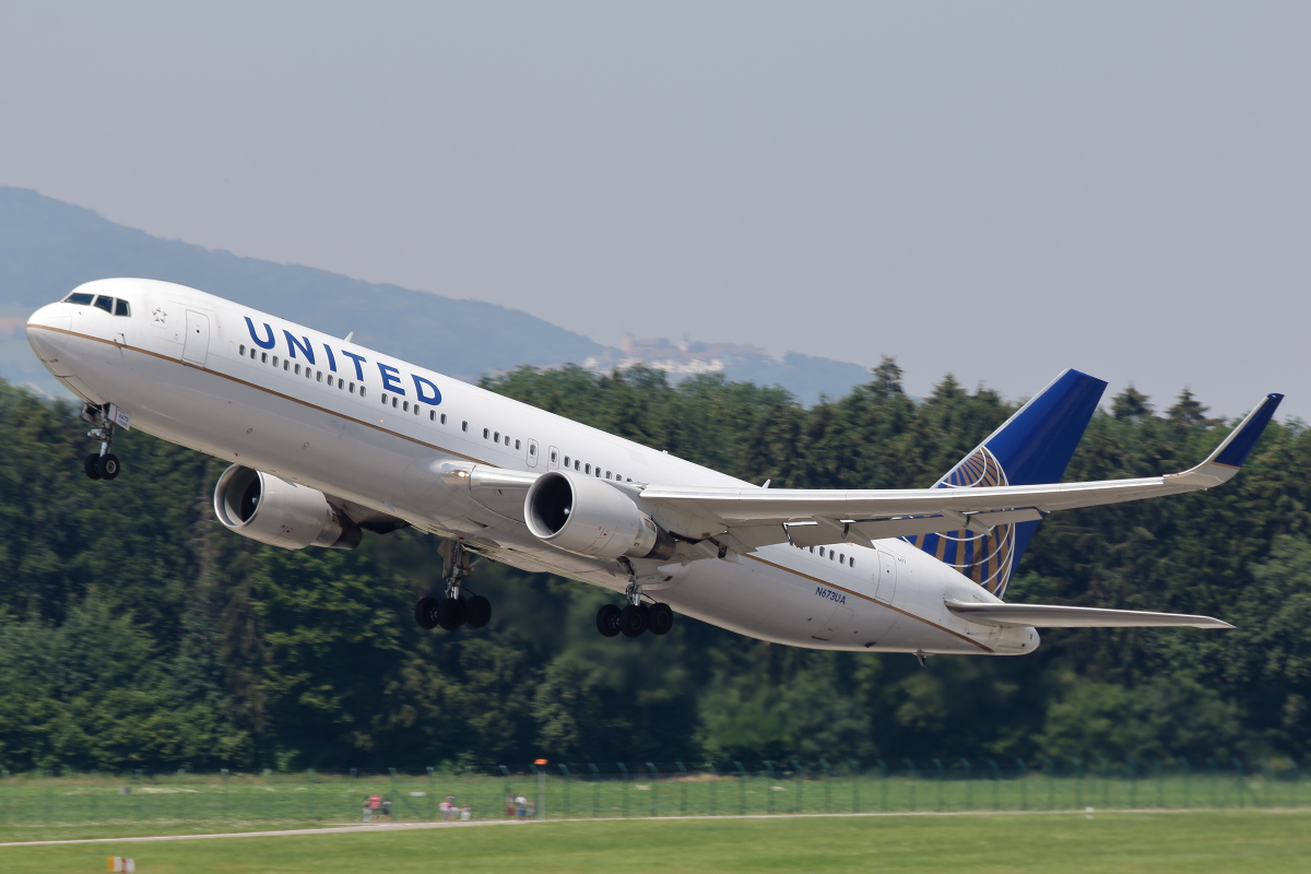 N673UA_United Airlines_B767-322(ER).JPG