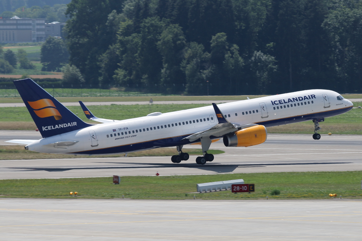 TF-FIA_Icelandair_B757-256_2.JPG
