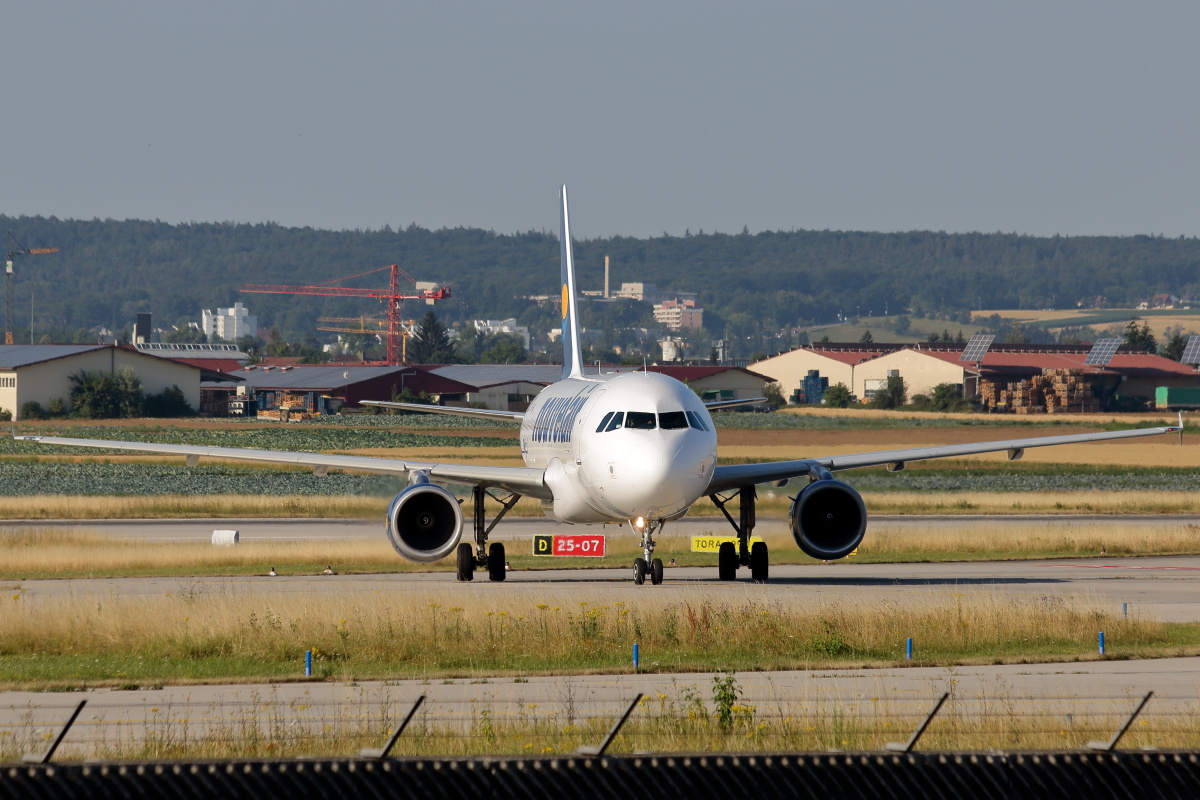 TS-INA_Nouvelair Tunisie_A320-214_2.JPG