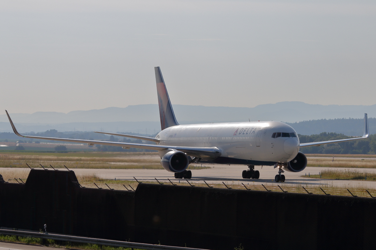 N175DN_Delta Airlines_B767-332(ER)_2.JPG