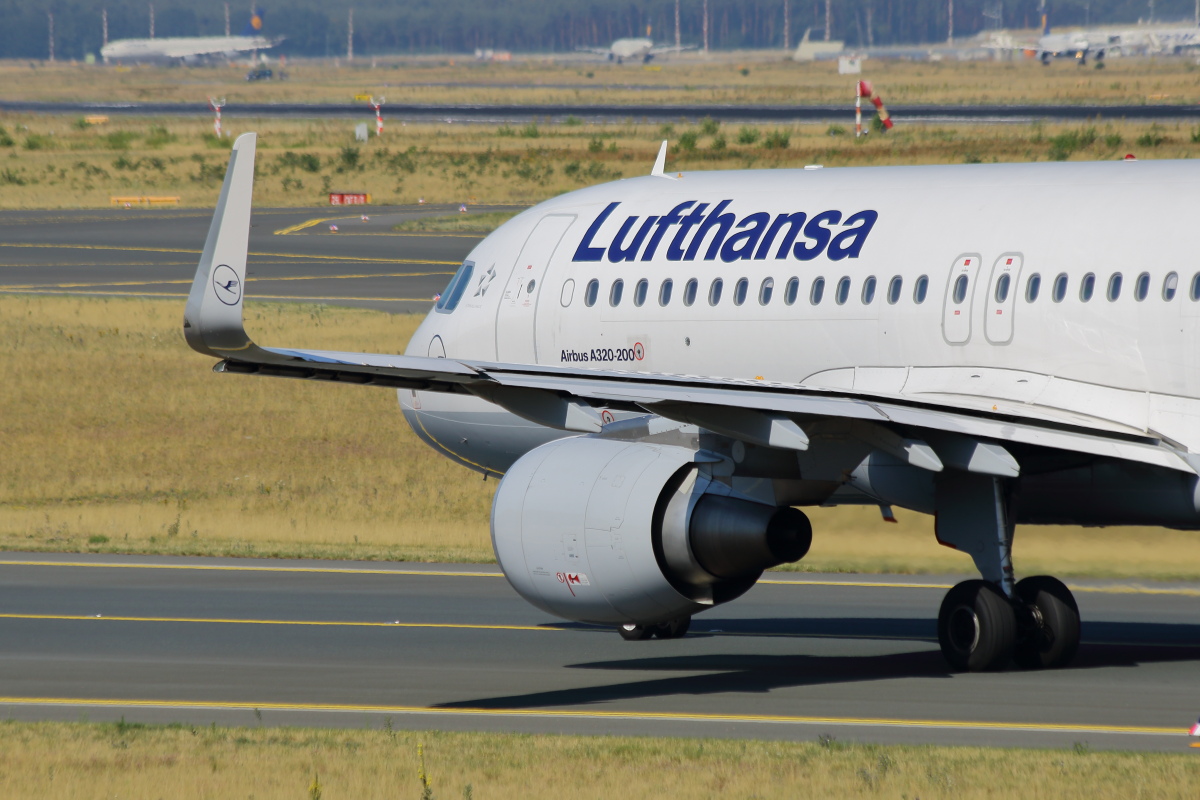 D-AIUB - Lufthansa - A320-214.JPG