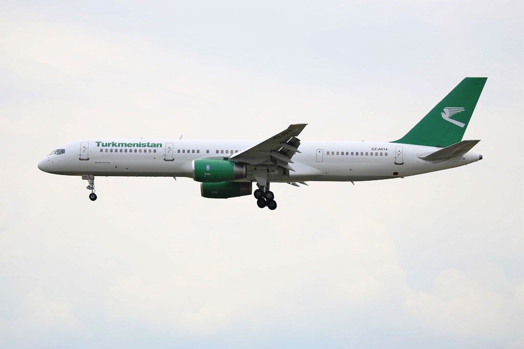 Turkmenistan Airlines B757-200