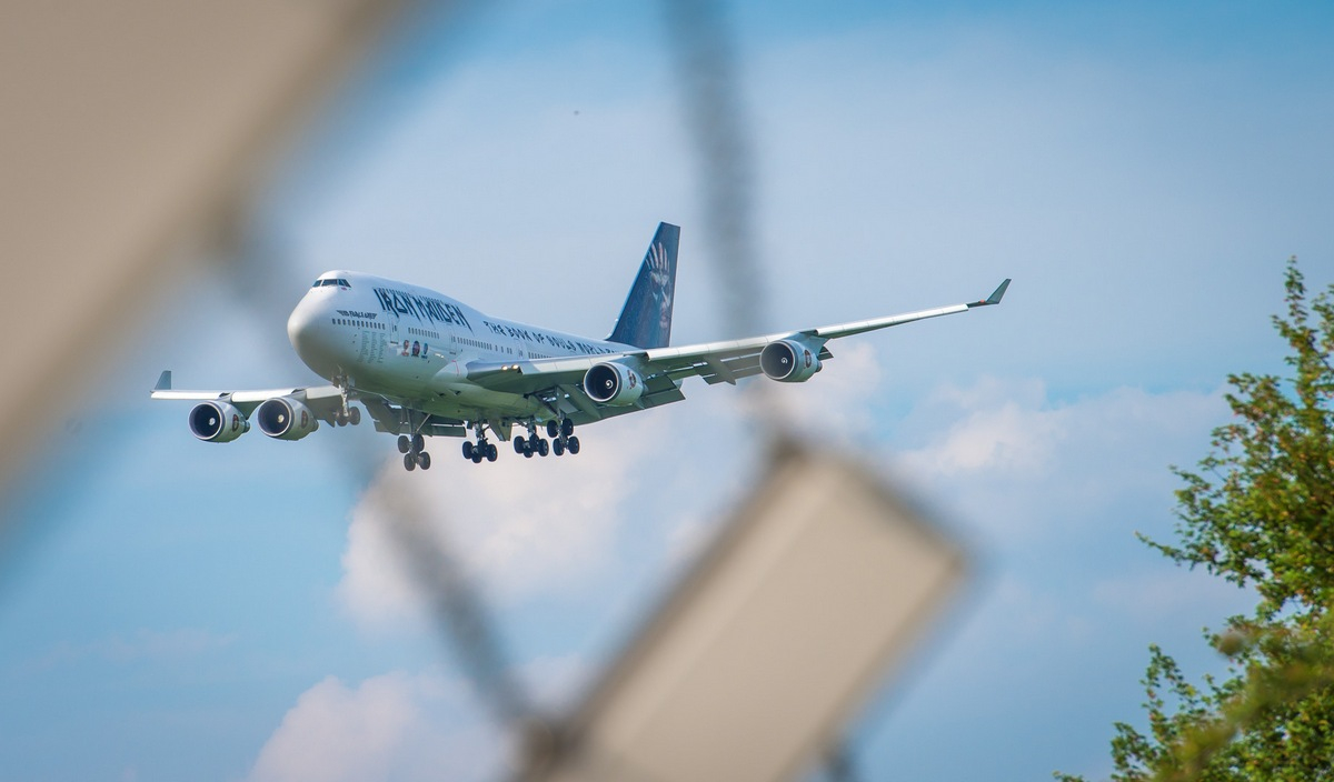 Am Anfang hat man die 747 nur gehört, denn viele Bäume versperren die Sicht