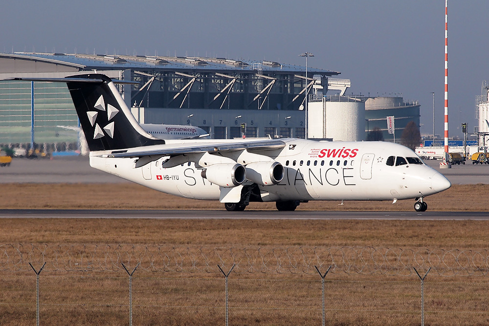 HB-IYU Avro Regional Jet RJ100 Swiss.jpg