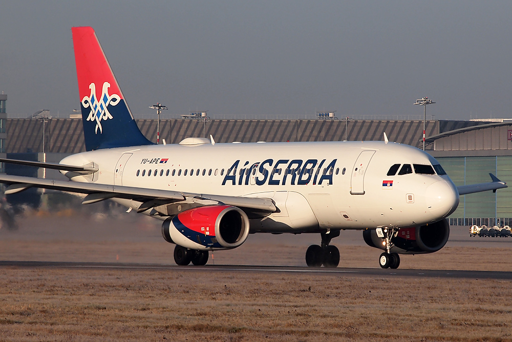 YU-APE Airbus A319-132 AirSERBIA.jpg