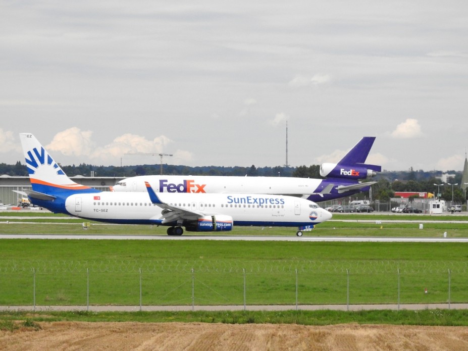DSCN3270.JPG (454.89 KiB) 4175 mal betrachtet Beide in einem Foto vereint.<br />SunExpress <br />Boeing 737-8HC(WL)<br />TC-SEZ (c/n 61183)