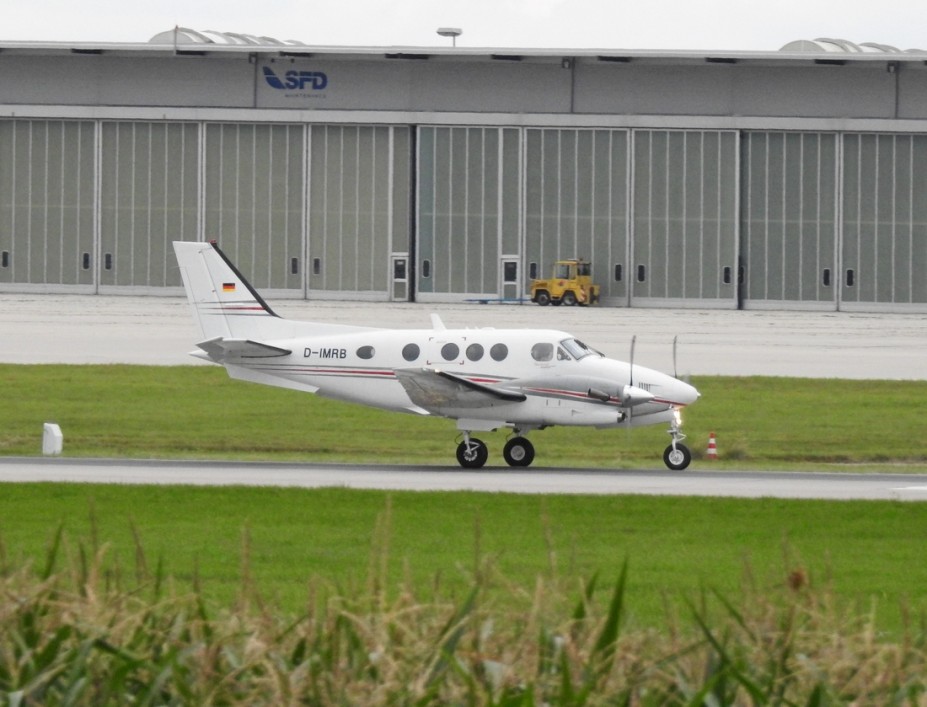 DSCN3169.JPG (470.25 KiB) 4256 mal betrachtet EFD Eisele Flugdienst<br />Beech C90GTI King Air<br />D-IMRB (c/n LJ-1900)