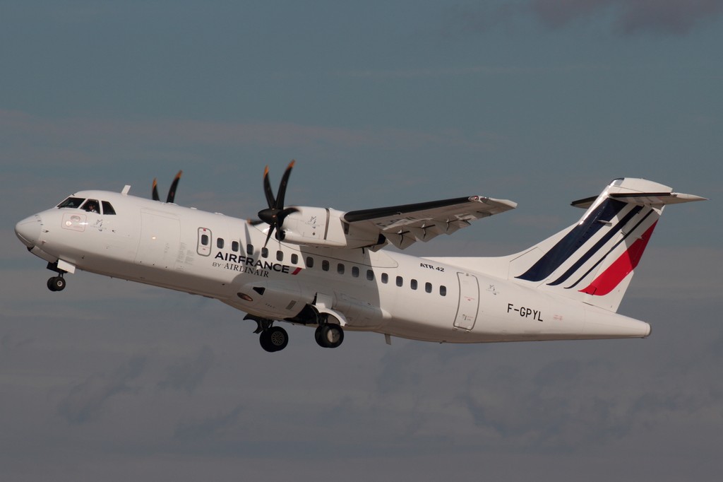 F-GPYL AIRLINAIR ATR-42 1.jpg