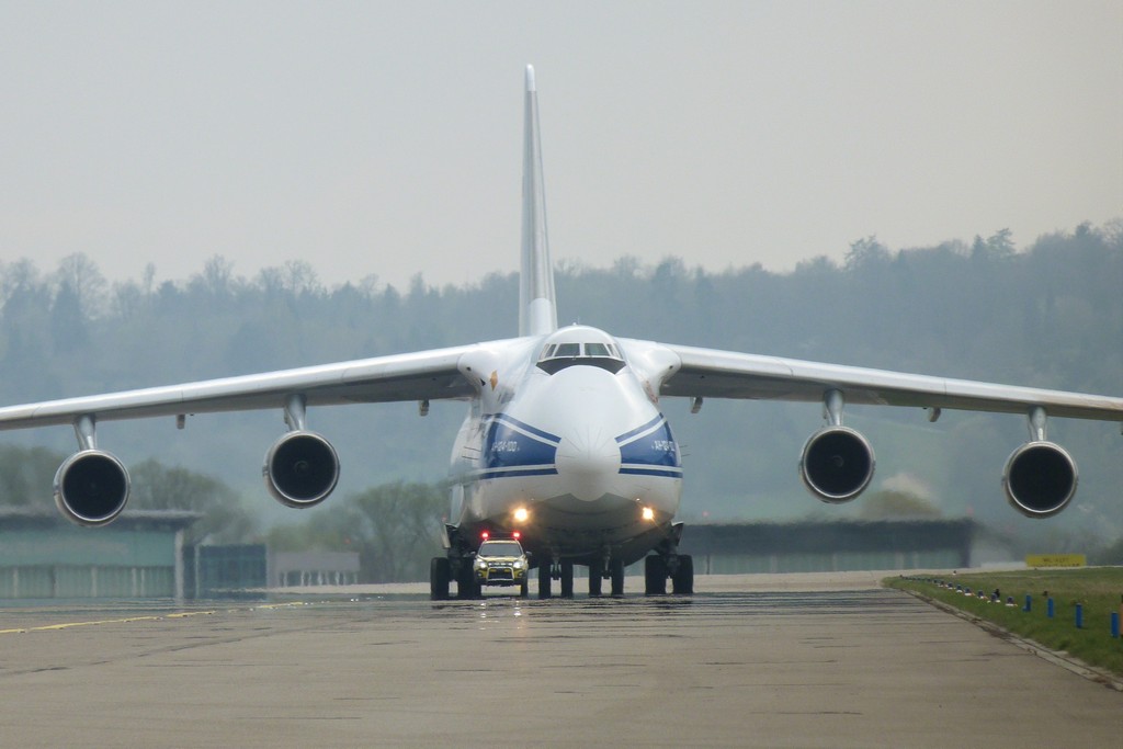 RA-82047 An-124-100