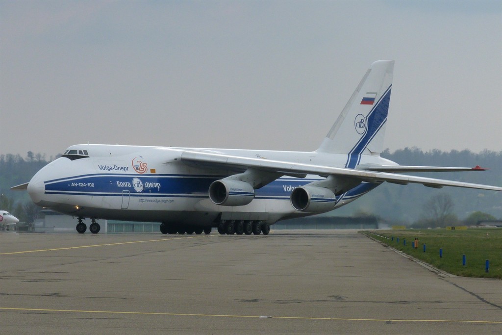RA-82047 An-124-100