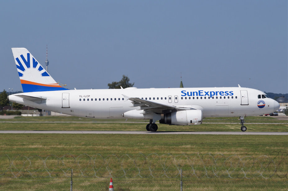 DSC06584.jpg (465.54 KiB) 2053 mal betrachtet YL-LCP A320-232 Sun Express