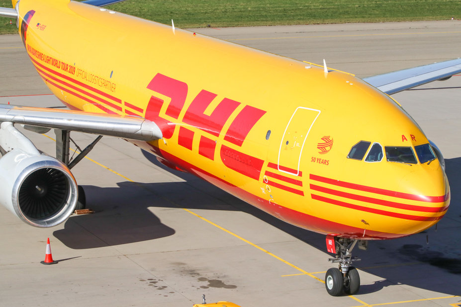 IMG_1807.jpg (645.54 KiB) 3103 mal betrachtet D-AEAR // Airbus A300B4-622R(F) (25 Jahre alt) // DHL (mit Bryan Adams Sticker) // im Luftfrachtzentrum am Flughafen Stuttgart