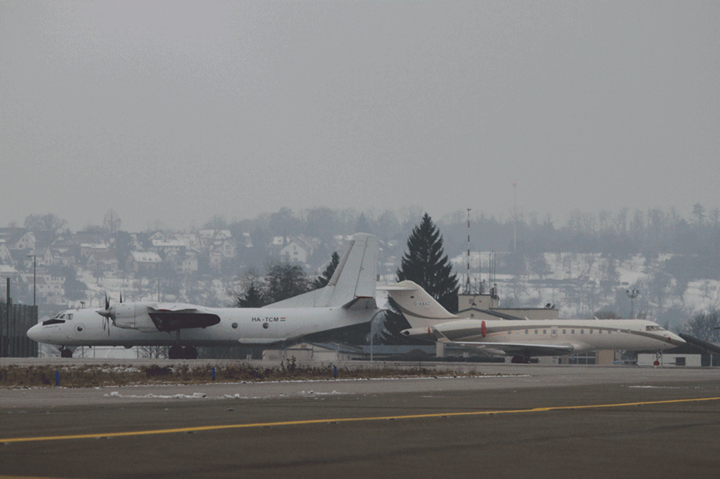 City Line Hungary Antonov AN-26B &amp; Cirrus Aviation Bombardier BD-700-1A11 Global 5000