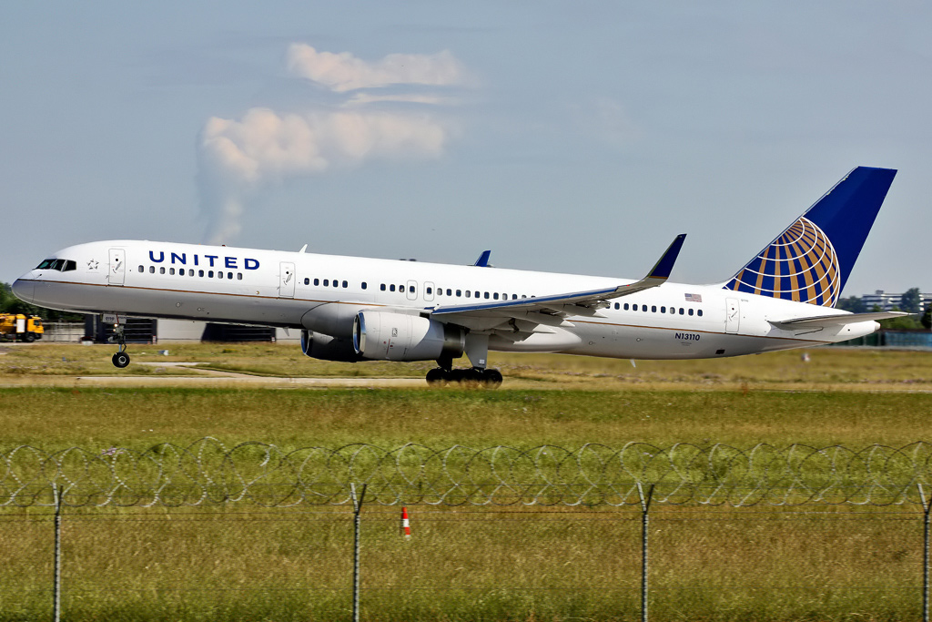 United, Boeing 757-224,N13110