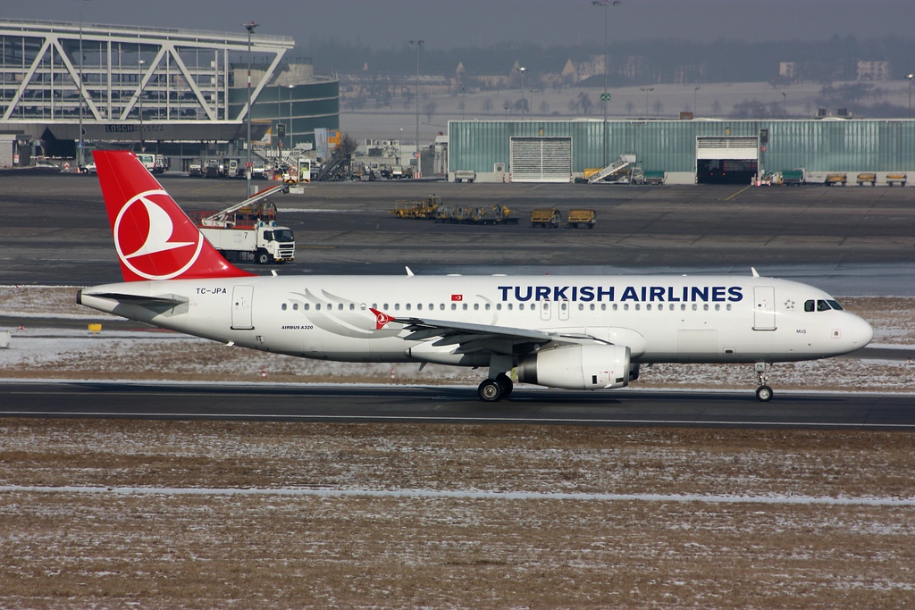 comp_Turkish Airlines TC-JPA.jpg