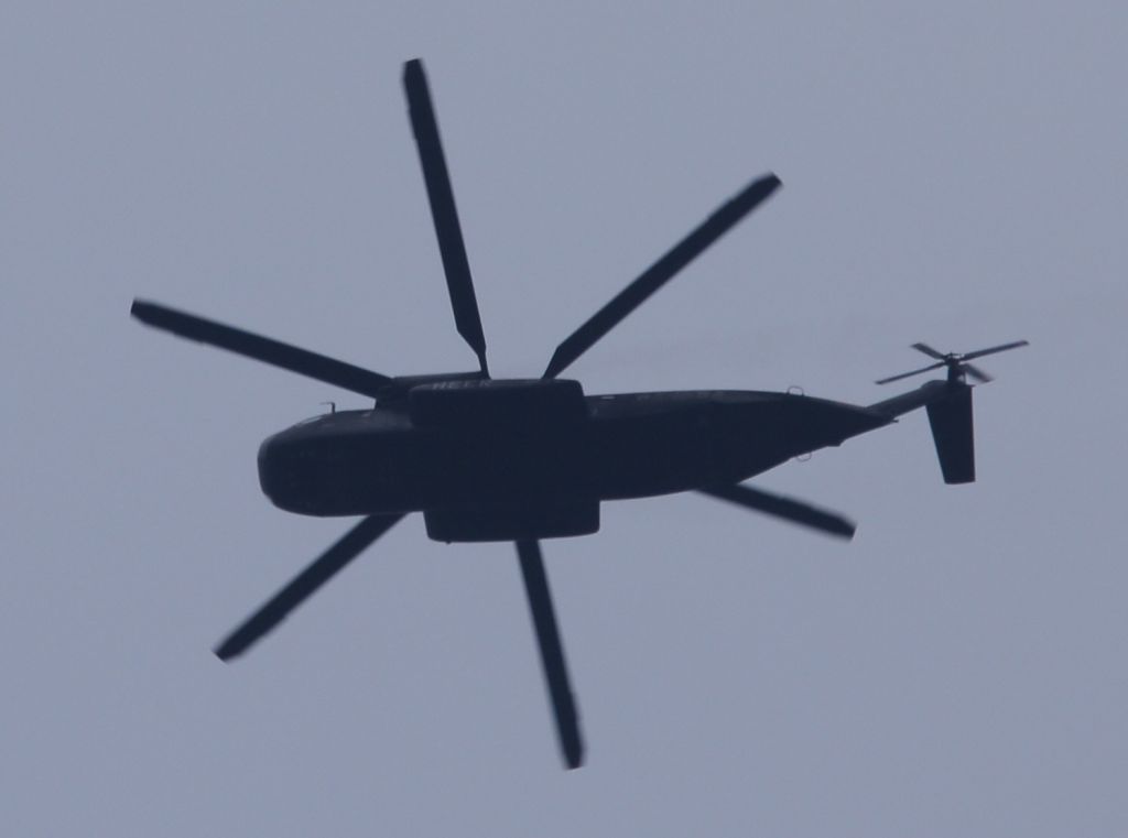 Ch-53 im Overflight übers Haus nach dem Start auf der 25