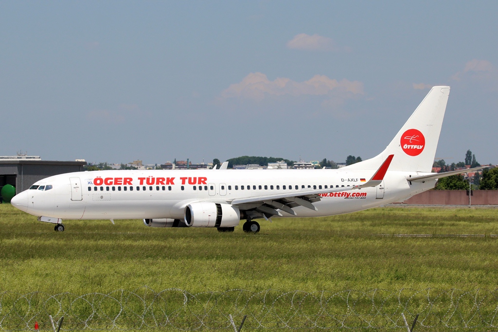 D-AXLF Boeing 737-8Q8 XL Airways Germany.JPG