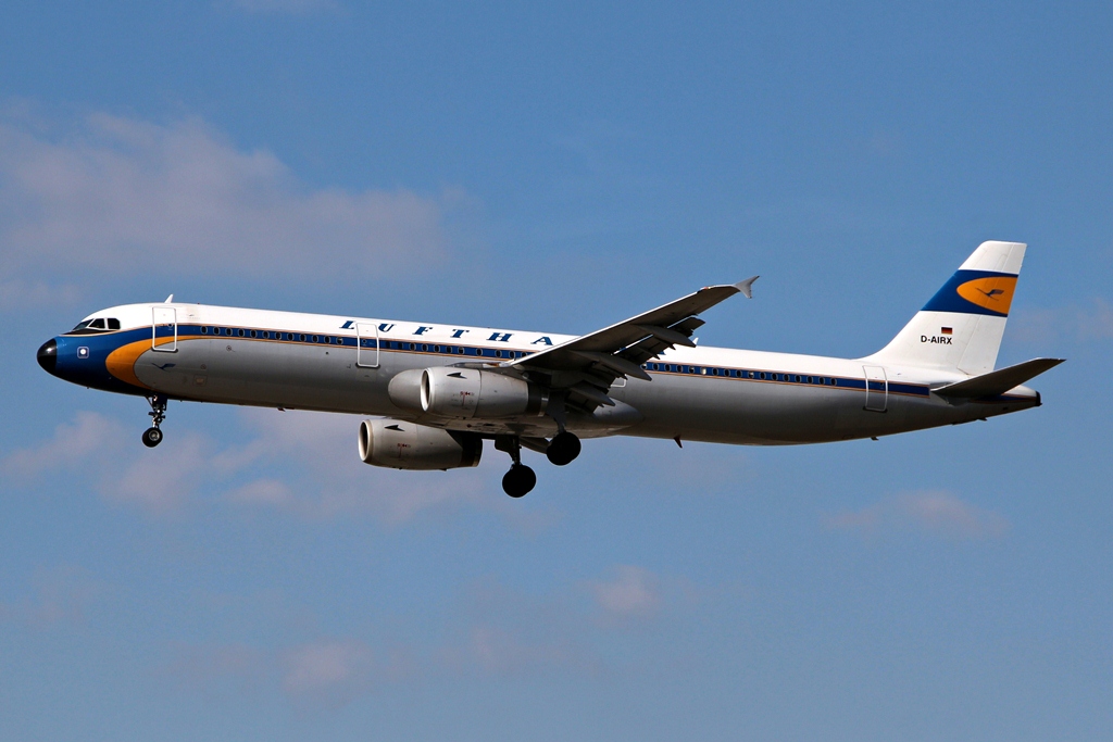 D-AIRX  Airbus A321-131  Lufthansa  (Retro).JPG