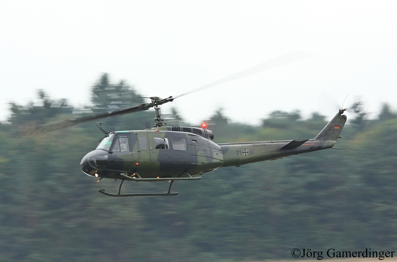 Sehr niedriger Vorbeiflug der UH-1D