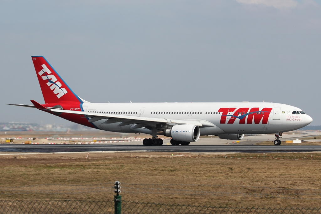 PT-MYH  Airbus A320-214  TAM Linhas Aéreas.JPG