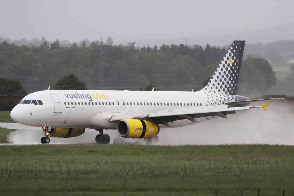 EC-LQJ  Vueling  Stuttgart   26.05.2013  0 (787).JPG