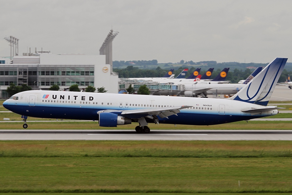 United Airlines Boeing 767-322(ER) N649UA