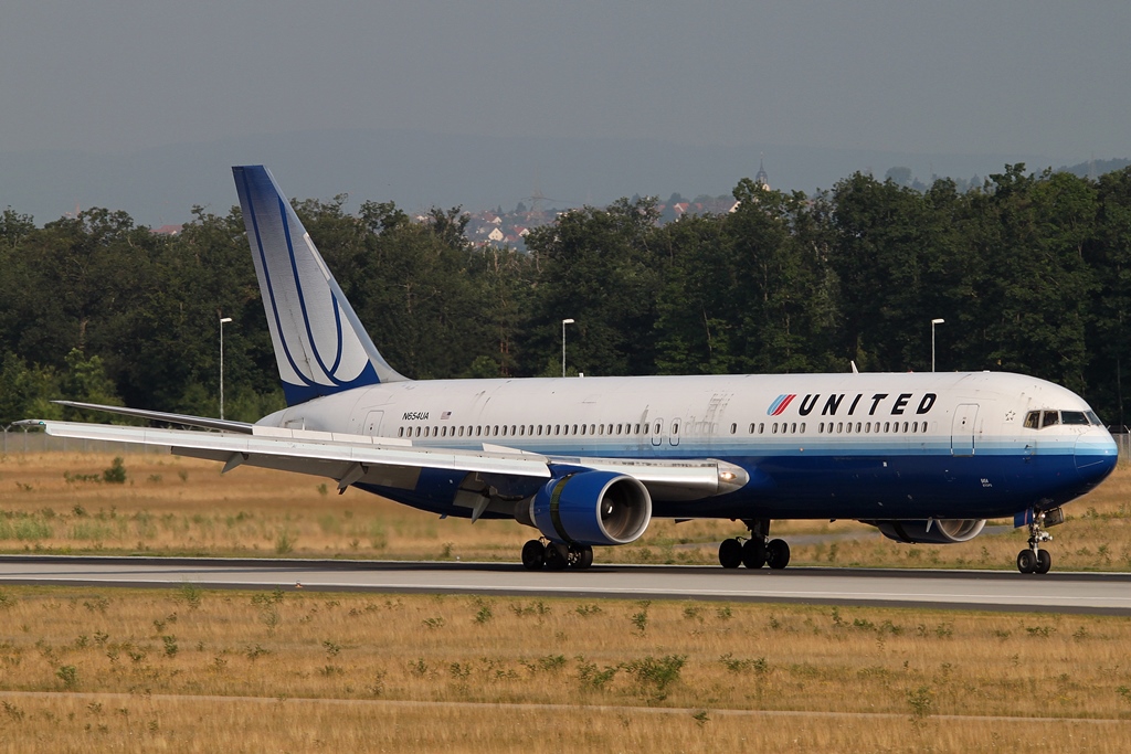 United Airlines Boeing 767-322(ER) N654UA